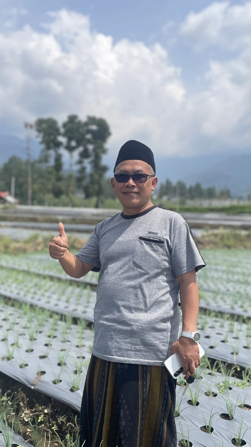Pak Kyai Tanam Cabai dengan Metode Buku Sakti